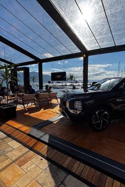 Patrocinadora do evento, a Mitsubishi Motors estará presente com estande exclusivo, exposição do novo SUV Outlander PHEV em sua versão topo de linha, Signature, e no coquetel de boas-vindas aos velejadores