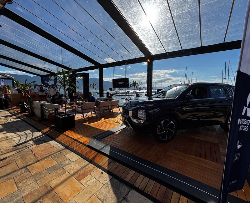 Patrocinadora do evento, a Mitsubishi Motors estará presente com estande exclusivo, exposição do novo SUV Outlander PHEV em sua versão topo de linha, Signature, e no coquetel de boas-vindas aos velejadores